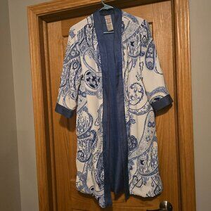 Chicos size 0, which is a 4/6 blue and white duster